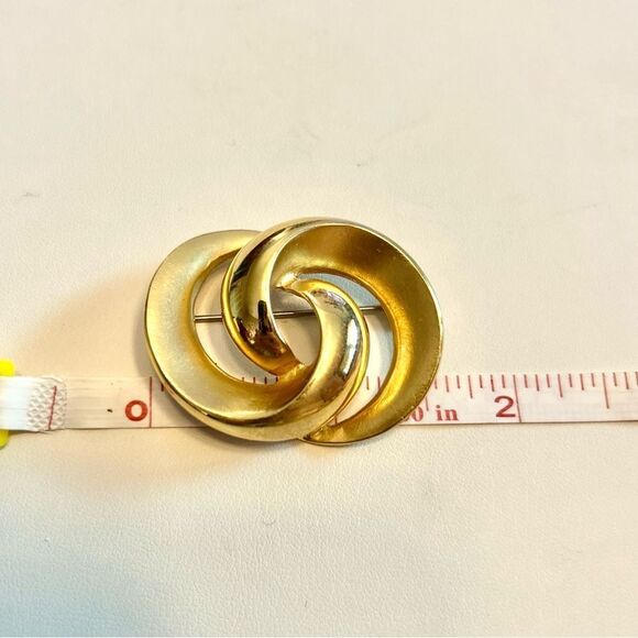 Elegant Vintage Gold-Tone Interlocking Ring Brooch - Picture 3 of 4